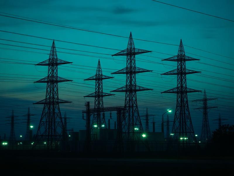 Subestação elétrica e torres de transmissão
