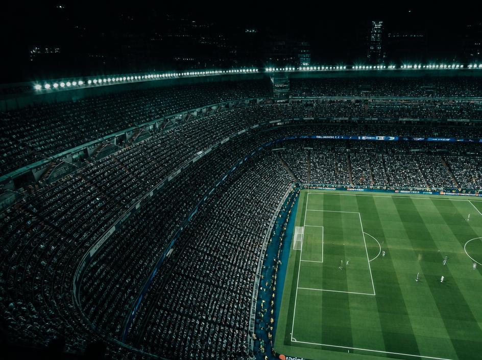 Estádio lotado durante evento esportivo noturno
